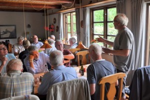 Da alle er vel ankommet til kroen byder vor gode formand velkommen. Og straks begynder de kære kormedlemmer at fortælle uartige historier. Nu er de jo kommet hjemmefra, så nu kan de godt slå sig løs.