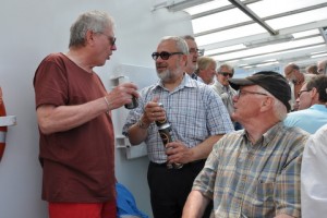 Vi forsøgte godt at underholde hele ”skivet” Lars musicerede delte øl ud så vi kunne synge endnu mere – det lød skiiiide godt