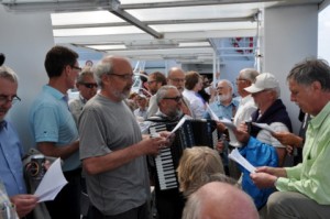 Vi sang - måske kunne vi komme gratis med, hvis vi sang højt nok?