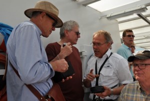 Men det hjalp ikke noget. Billetsælgeren kunne vi ikke slippe for, uanset hvor flot vi sang. Peter måtte op med pungen.