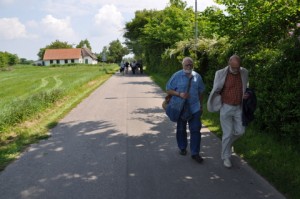 Det ser ud som disse to godt kender vejen – De følger målbevidst de utallige vejskilte, og der kun en vej der er den rigtige. Til kroen